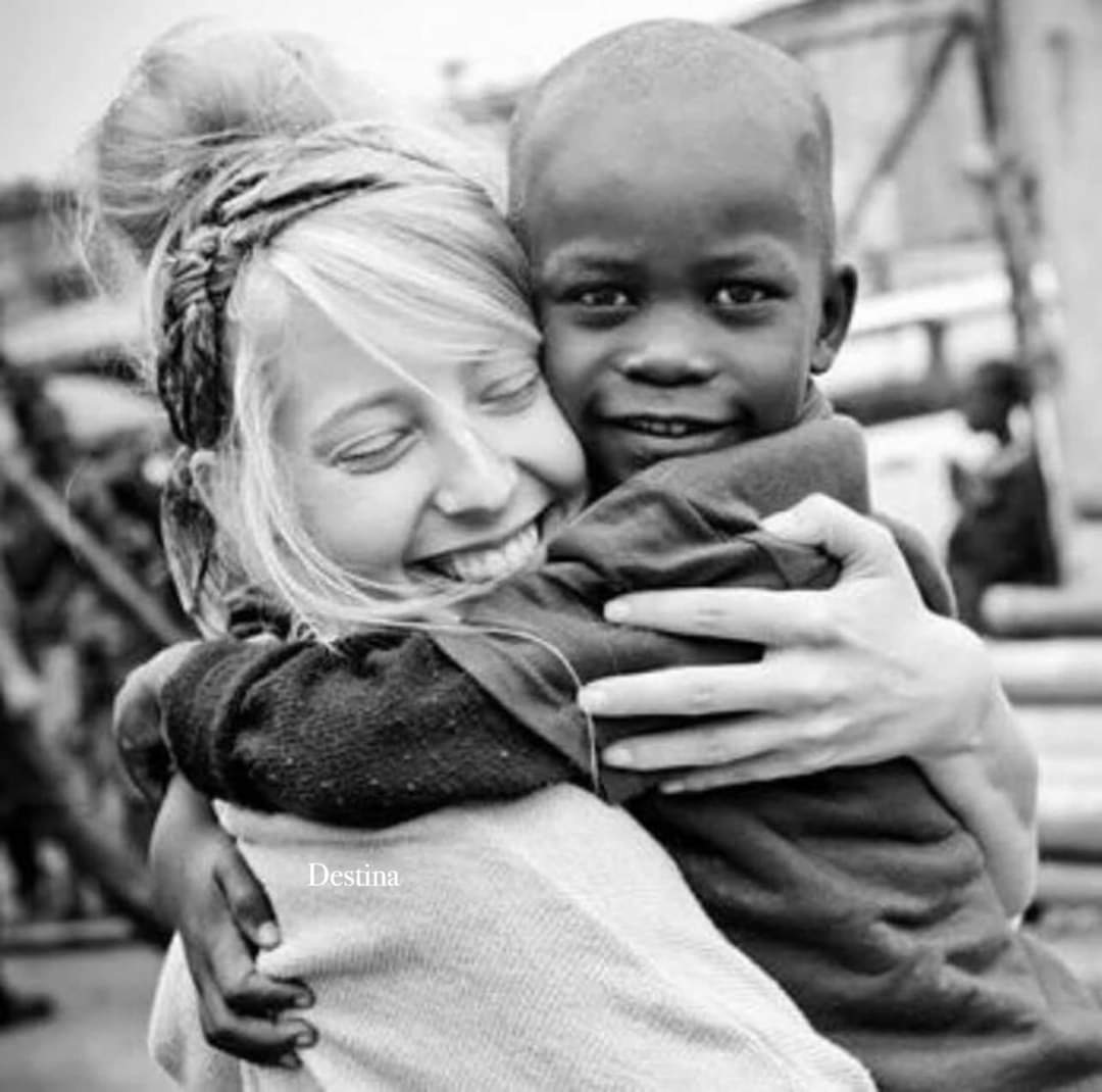 Biz anadan doğma aşığız..
Kime aşığız?
Güzele aşığız..
Güzel kim?
İnsan.. 
~
Neşet Ertaş