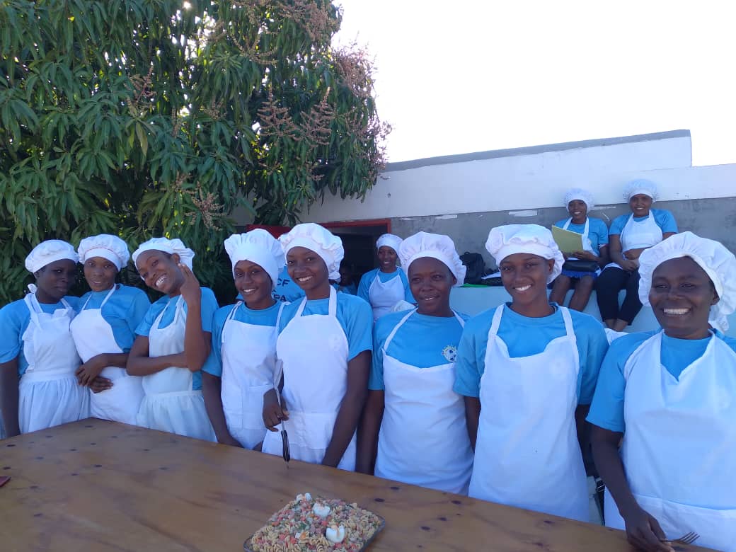 HaitiTeach's tweet photo. Formation en Cuisine et Pâtisserie à Cité Soleil pour  "Ann chanje Wout" à Cité Soleil. Merci à #OEA, #INL, #PADF pour leur financement. Merci aux formateurs, formatrices et à toute l'équipe du projet pour leur dévouement et leur engagement à la réussite de cette formation https://t.co/BnktVuB1p6