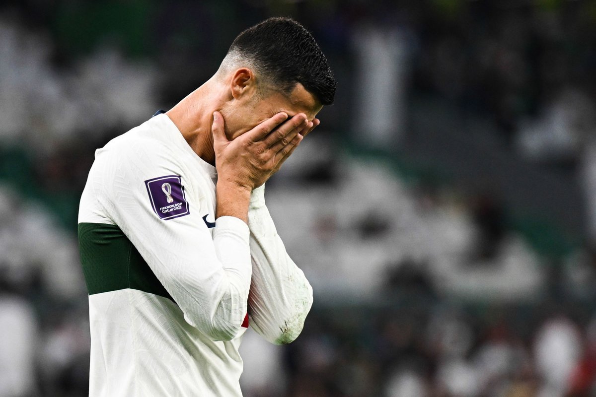 IEMAA79's tweet photo. ي ظلم الكوره 
ليله ظالمه لتاريخ المستديرة 💔💔
رونالدو #Ronaldo https://t.co/LwsQb5ajeq