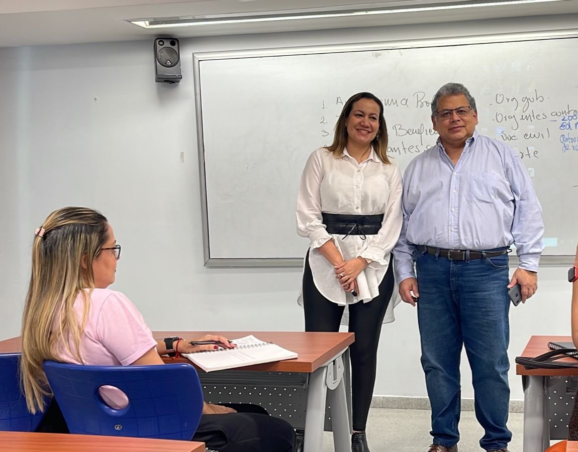 Supersalud's tweet photo. El Superintendente Nacional de Salud, @ulahybelpez y la @MinSaludCol @carolinacorcho adelantaron conversatorio con estudiantes, donde el Supersalud expresó: "Volvimos adonde todo empezó: la docencia en @UninorteCO y el derecho a la salud en Colombia" https://t.co/TgB88eiC4w