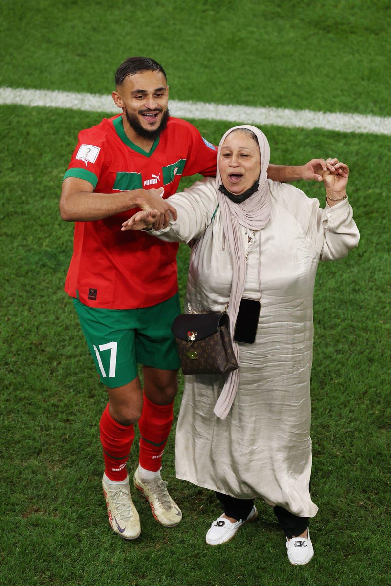 FilGoal's tweet photo. ارقص يا بوفال.. اتدلع يا بوفال 😍😍

سفيان بوفال مع والدته عقب نهاية المباراة والتأهل إلى نصف نهائي كأس العالم 🏆🔝

#في_المونديال https://t.co/VDyIkUSExv