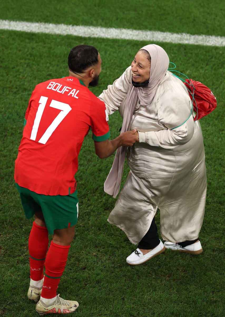 FilGoal's tweet photo. ارقص يا بوفال.. اتدلع يا بوفال 😍😍

سفيان بوفال مع والدته عقب نهاية المباراة والتأهل إلى نصف نهائي كأس العالم 🏆🔝

#في_المونديال https://t.co/VDyIkUSExv