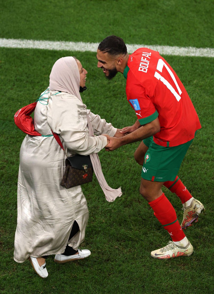 FilGoal's tweet photo. ارقص يا بوفال.. اتدلع يا بوفال 😍😍

سفيان بوفال مع والدته عقب نهاية المباراة والتأهل إلى نصف نهائي كأس العالم 🏆🔝

#في_المونديال https://t.co/VDyIkUSExv
