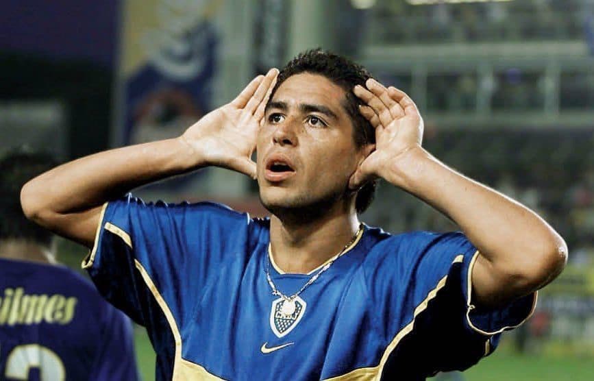 Bueno, es hora de contarles la historia del gesto que se convirtió en una forma de protesta en el fútbol argentino. Cositas que me cuenta mi porteño favorito y me da nota compartir.

Todo empieza con este señor, Juan Román Riquelme, hace 21 años.