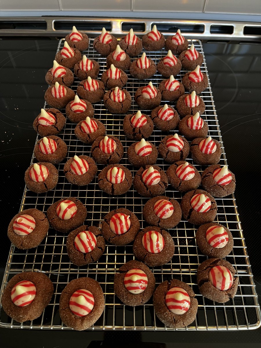 CTong68's tweet photo. @GE_Appliances Very impressed with the new GE Cafe induction stove!  Excellent baking results, precise temperatures. Pure pleasure to cook!  #ChristmasCookies https://t.co/nLcQgNAvIe