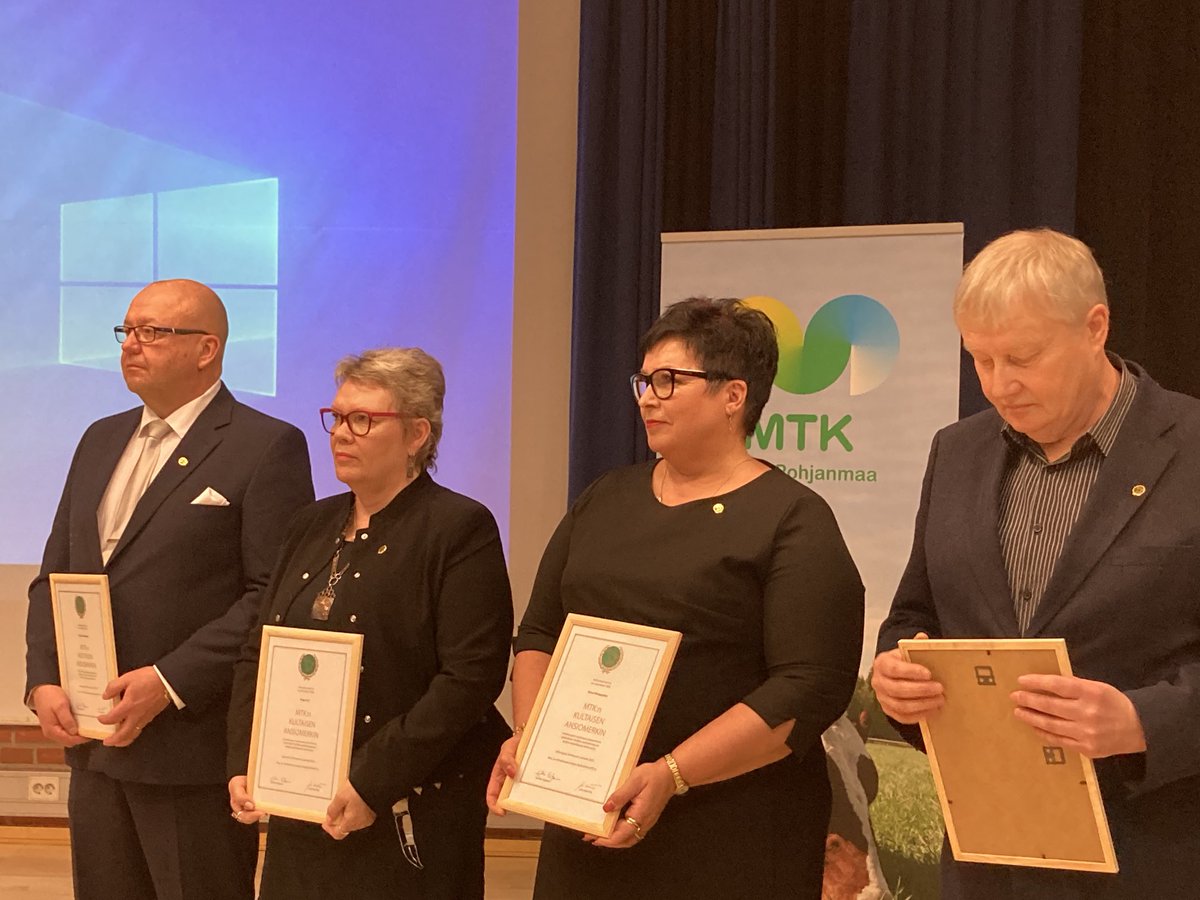 MTK-Etelä-Pohjanmaan syyskokouksessa jaettiin huomionosoituksia. Onnittelut MTK:n kultaisen ansiomerkin saajille.⁦<a href="/MTKry/">MTK</a>⁩ ⁦<a href="/Mtk_ep/">MTK-Etelä-Pohjanmaa</a>⁩