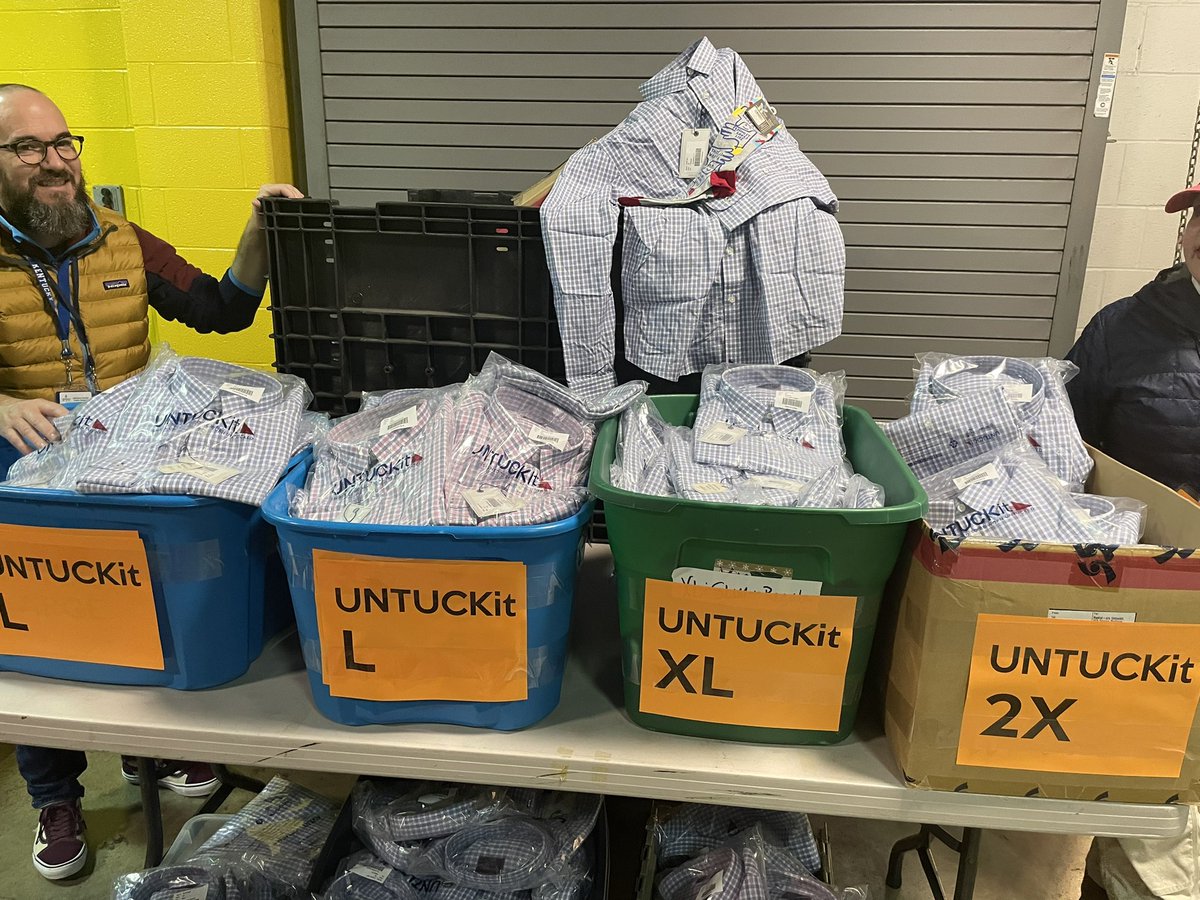 Expecting more than 600 people to be served today. Filling bags, carts, whatever they have. Thank you to the dozens of students and other volunteers who are making this program work for our community. #WeAreJCPS <a href="/JCPSDEP1/">JCPS Diversity, Equity, and Poverty Department</a> #CAPprogram