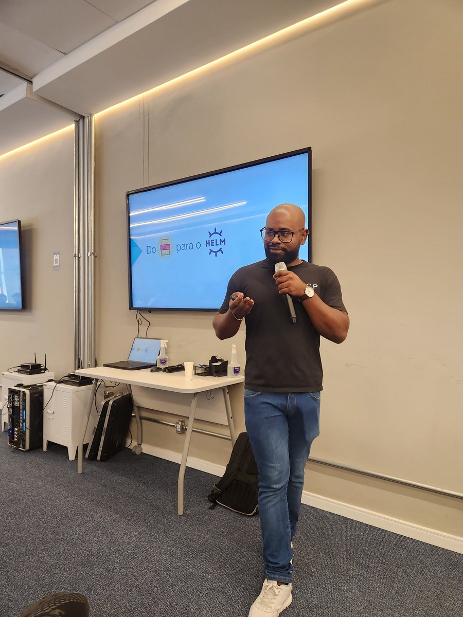 <a href="/robertsilvatech/">Robert Silva</a> mandando super bem na sua palestra "Saindo do Shell para o Helm" no <a href="/devopsdaysrec/">DevOpsDays Recife</a> #devopsdays #recife
