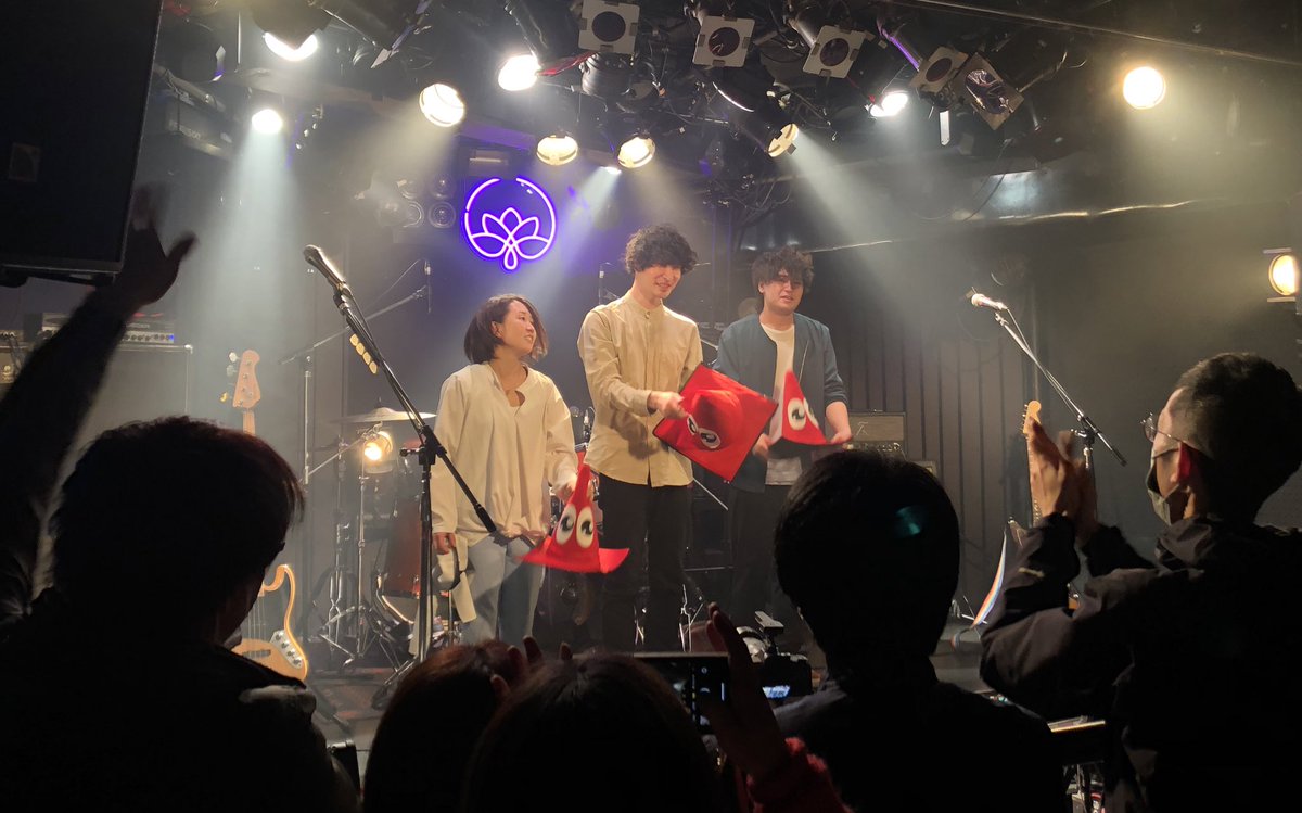 hosotadesu's tweet photo. 言葉が出ずにはっちゃけさんに大号泣しながら抱きつきました。
また会おうと約束しました。

モーターは僕に初めてテクニカルな音響を求め、ゲネ的スタジオにお邪魔したり、なにより6年共に横で照明をしてくれたはっちゃけさんのバンドだった。
それだけで涙が出た。
ありがとうございました。また。 https://t.co/bcU8W2i3Ia