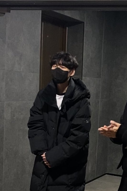 amondae52's tweet photo. 겨우 착즙해낸 오늘의 블레이즈 🪄
1. 어리버리 고데기 야무지게 잘 된 유짱현
2. 아이컨택 (응 안경 벗어서 안보임 사실)
3. 둘 다 >☺️< 이케 웃는거 700 
4. 방장 전매특허 뚝딱 인사법
#유창현 #최영훈 #블레이즈 https://t.co/i4w1IB1YS5