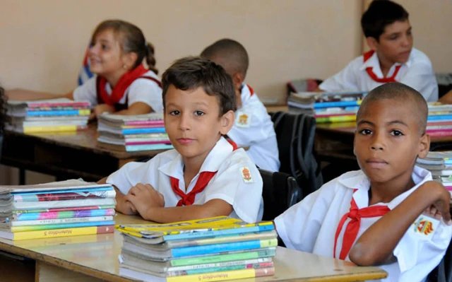 "el primer derecho humano es el derecho a pensar, el derecho a creer, el derecho a vivir, el derecho a saber, el derecho a ser independiente, el derecho a la soberanía como pueblo, el derecho a la dignidad como hombre"
#FidelPorSiempre
#CubanosConDerechos
