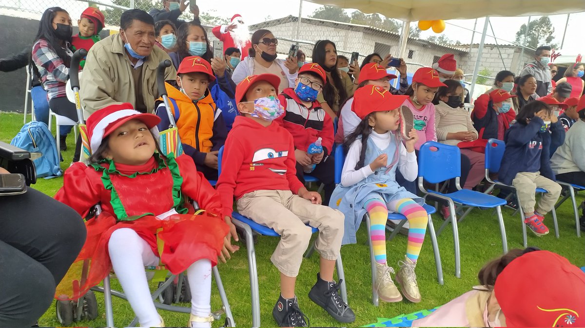 ValeH_ldu's tweet photo. Empezaron los agasajos para estos hermosos seres 🥰🫂♥️💓🧩
Qué bonito ver cómo comparten y se esfuerzan para sacar sonrisas en sus bellos rostros. 😍 #MundoCirco #Hanna #Centrodedesarrollo https://t.co/dVWX0pXXiy