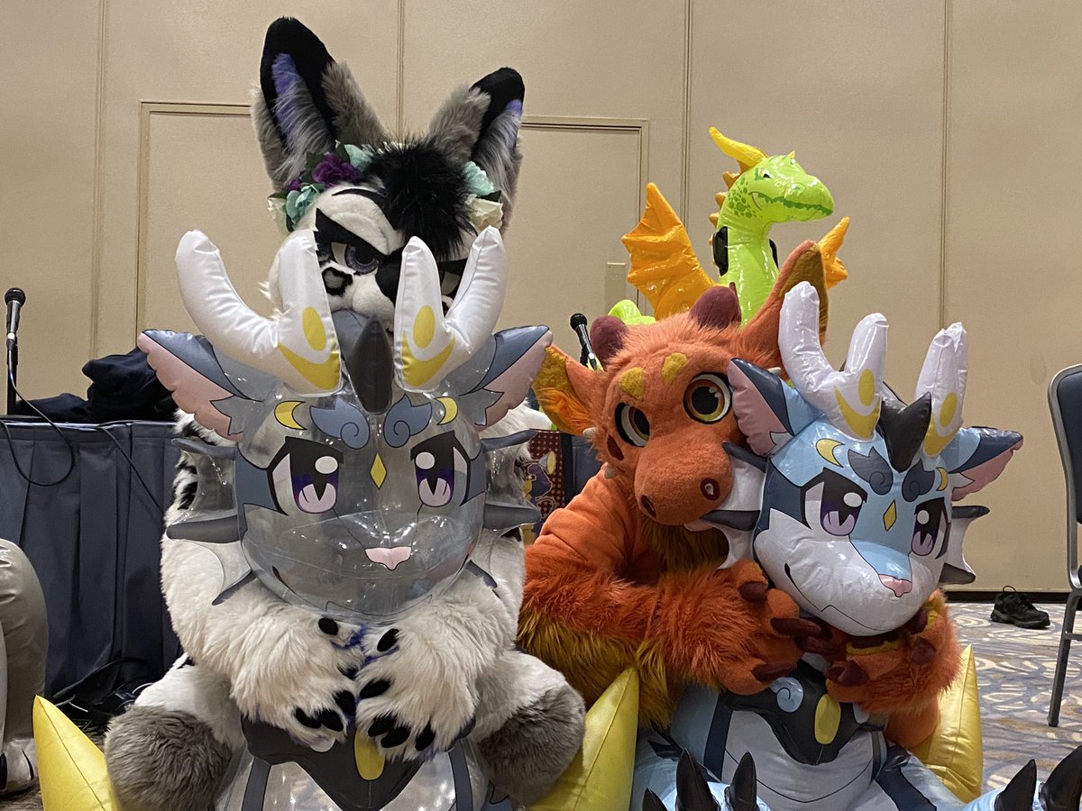 Riding dergs with <a href="/LilCultie/">Tolkie</a> 🐲 for #squeakysaturday !!
📸: <a href="/vulppine/">Flipp Syder (INACTIVE)</a>