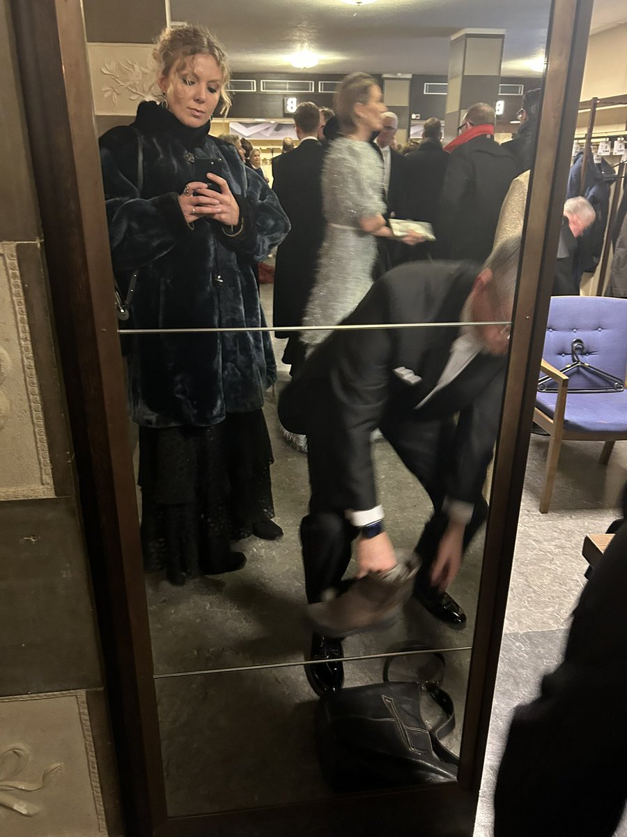 fannywestling's tweet photo. Jag och ett skobyte! För den som vill veta mer:

https://t.co/ePDfEoZ266 https://t.co/maNIBxu1uM