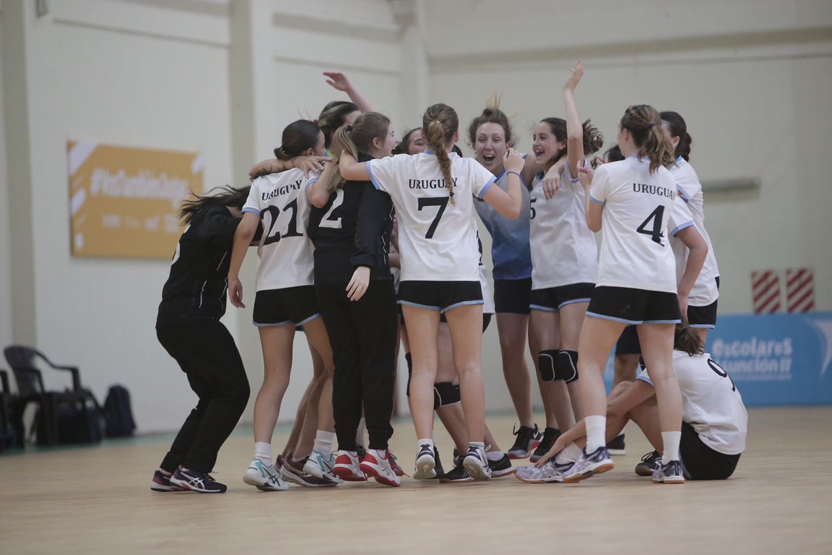 escolaresASU's tweet photo. DIRECTO AL PODIO 🥉

#Uruguay🇺🇾 ganó a #Chile🇨🇱 y se quedó con el tercer puesto en #Hándbol🤾

 #JSEPy🇵🇾  #Asu2022🤩 https://t.co/zLdwbTl5rc