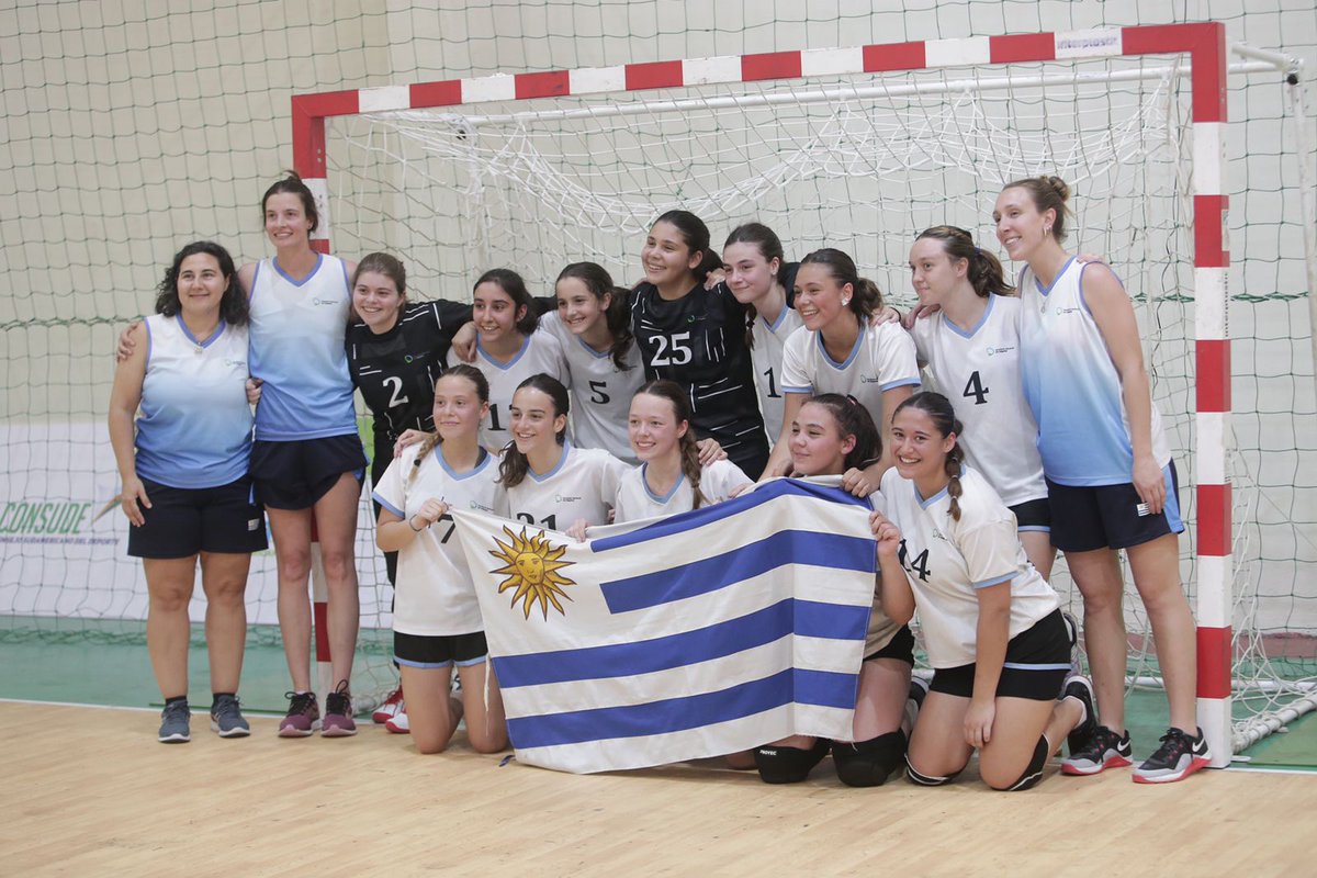 escolaresASU's tweet photo. DIRECTO AL PODIO 🥉

#Uruguay🇺🇾 ganó a #Chile🇨🇱 y se quedó con el tercer puesto en #Hándbol🤾

 #JSEPy🇵🇾  #Asu2022🤩 https://t.co/zLdwbTl5rc
