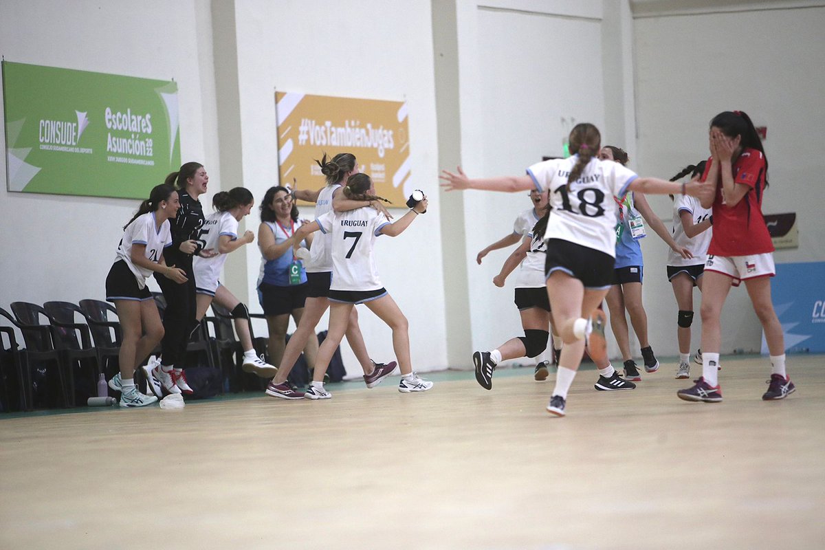 escolaresASU's tweet photo. DIRECTO AL PODIO 🥉

#Uruguay🇺🇾 ganó a #Chile🇨🇱 y se quedó con el tercer puesto en #Hándbol🤾

 #JSEPy🇵🇾  #Asu2022🤩 https://t.co/zLdwbTl5rc