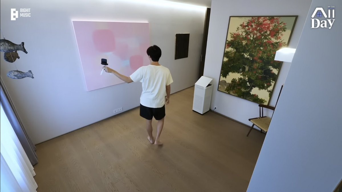 rmarchives's tweet image. 🐨: “it’s just me, paintings, and books”