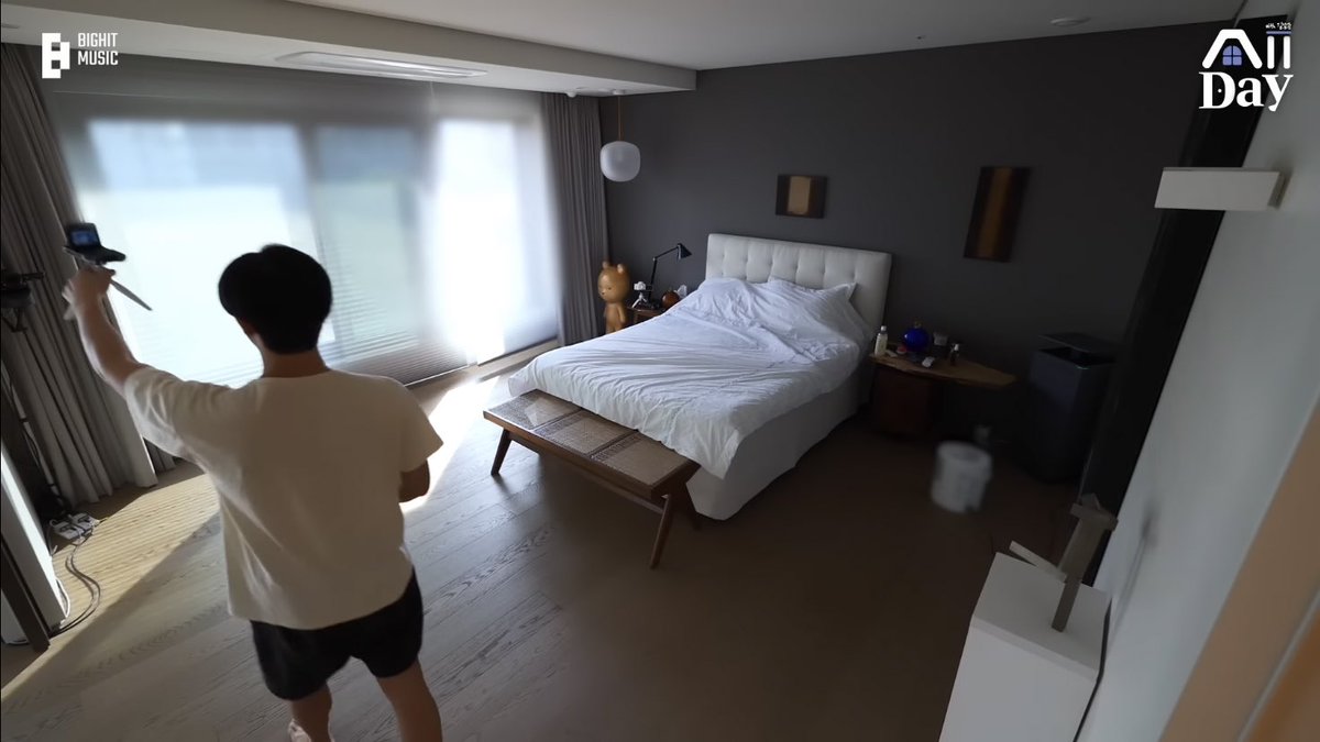 rmarchives's tweet image. 🐨: “it’s just me, paintings, and books”