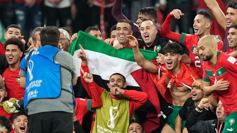 mehdizafar's tweet photo. Here you go. #Palestine cannot be left out from #Morocco's win. Love this spirit.

#FIFAWorldCup #MoroccoVsPortugal https://t.co/LCQPpPdqRl