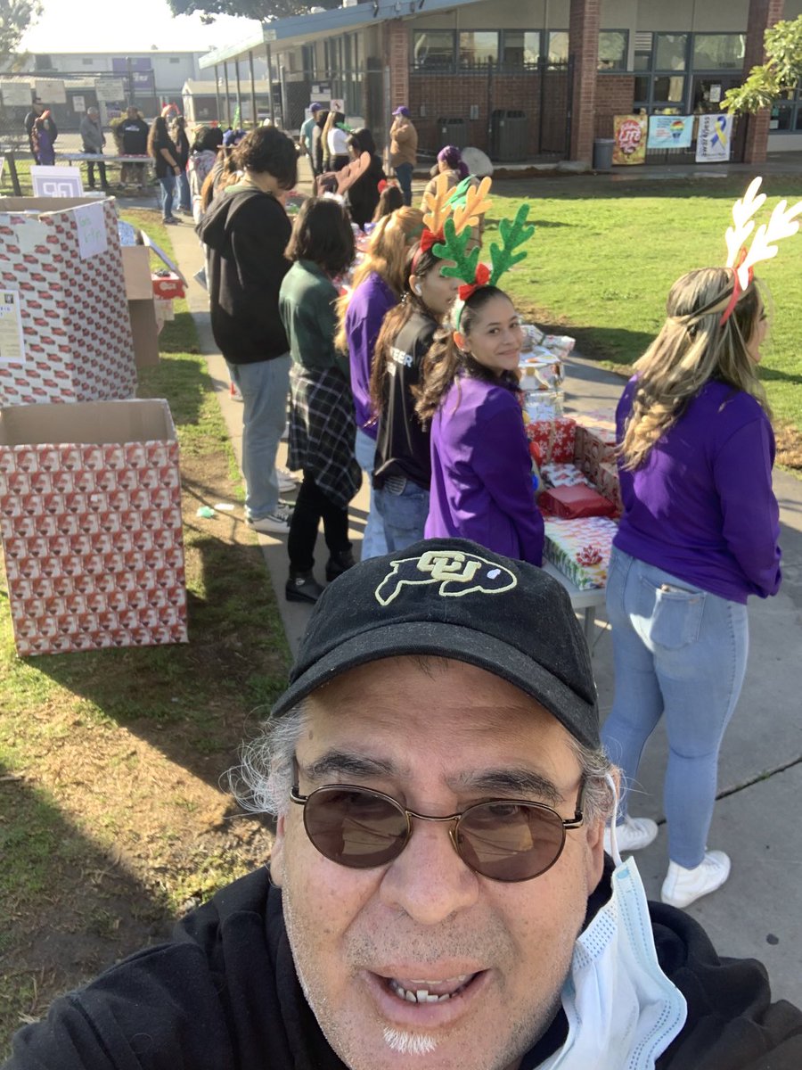 PastorJack5's tweet photo. Dateline: Norwalk
#DreamBigProject
Norwalk High is the location for a neighborhood Food and Toy giveaway. DBP was birthed out of deep trauma and driven by great Spirit and founder Miguel.
Check ‘em out:
https://t.co/zTluL13521 https://t.co/KFg49esyVi