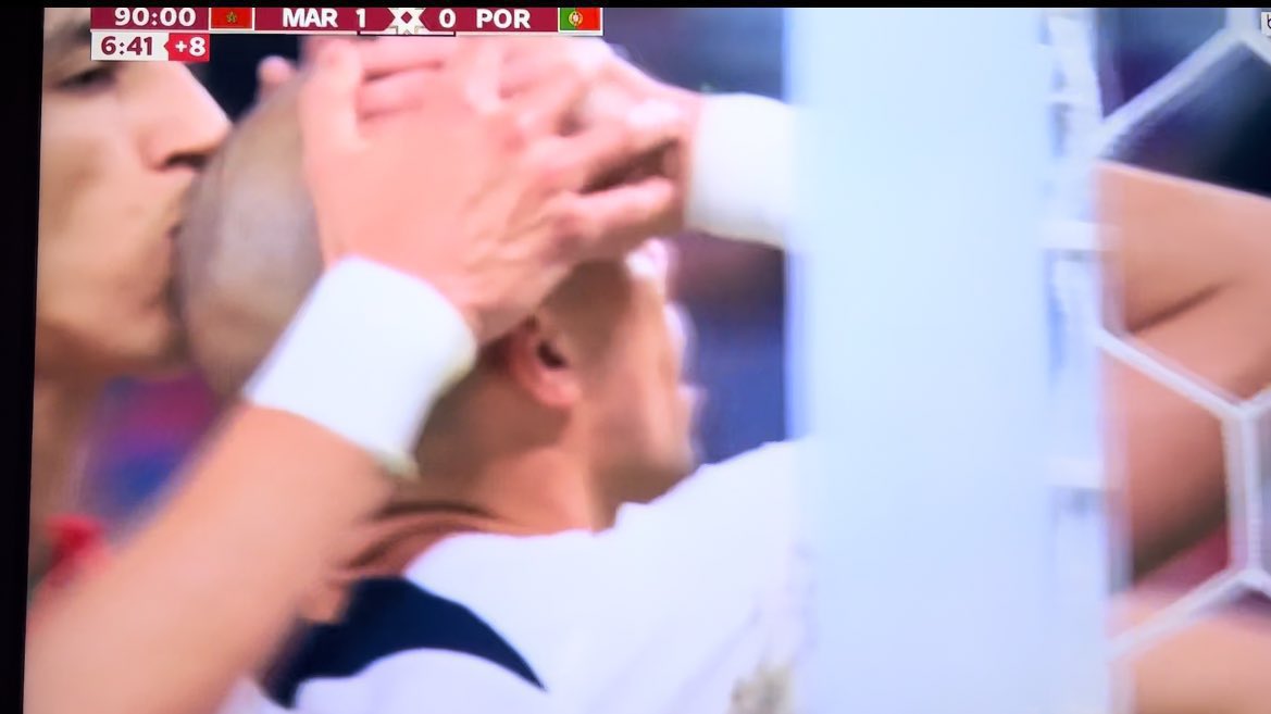 hopesauce_'s tweet photo. kissing your opponent’s head after he missed a goal is insane LOOOOOOL https://t.co/hICRfKsRE2
