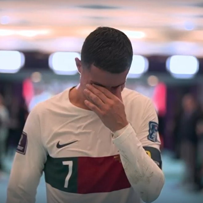 E chissà quanti ne hai visti e quanti ne vedrai
Di giocatori tristi che non hanno vinto mai... 
Questa foto resterà comunque nel cuore di chi ama lo sport. 
#Ronaldo #MaroccoPortogallo