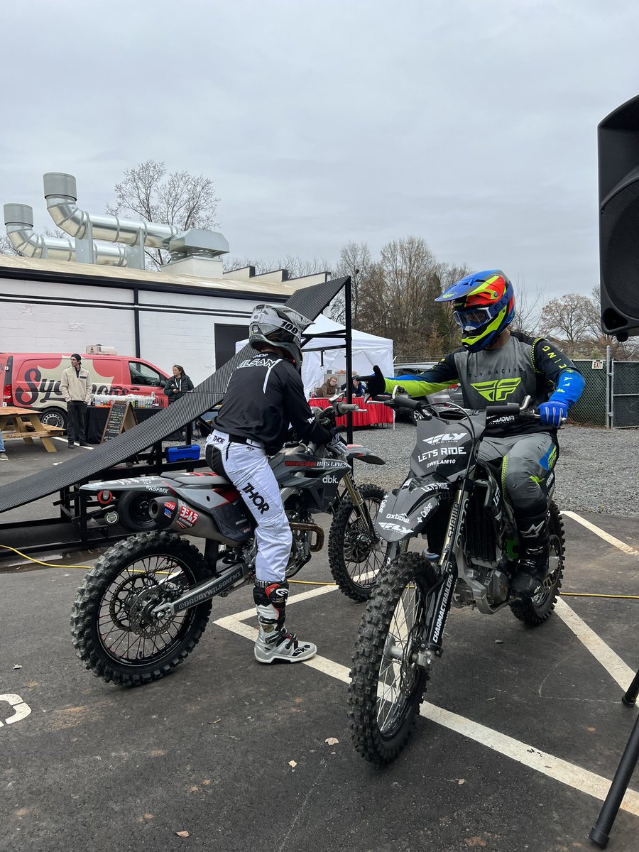 1065TheEnd's tweet photo. The guys of #ksfmx are just warming π @BodyWrksPlus https://t.co/uBxgE9sIdU