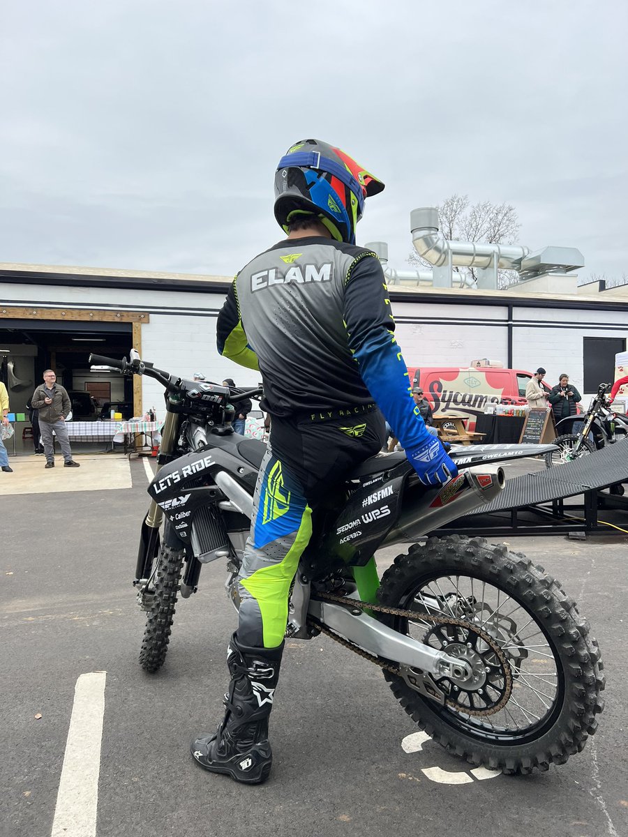 1065TheEnd's tweet photo. The guys of #ksfmx are just warming π @BodyWrksPlus https://t.co/uBxgE9sIdU
