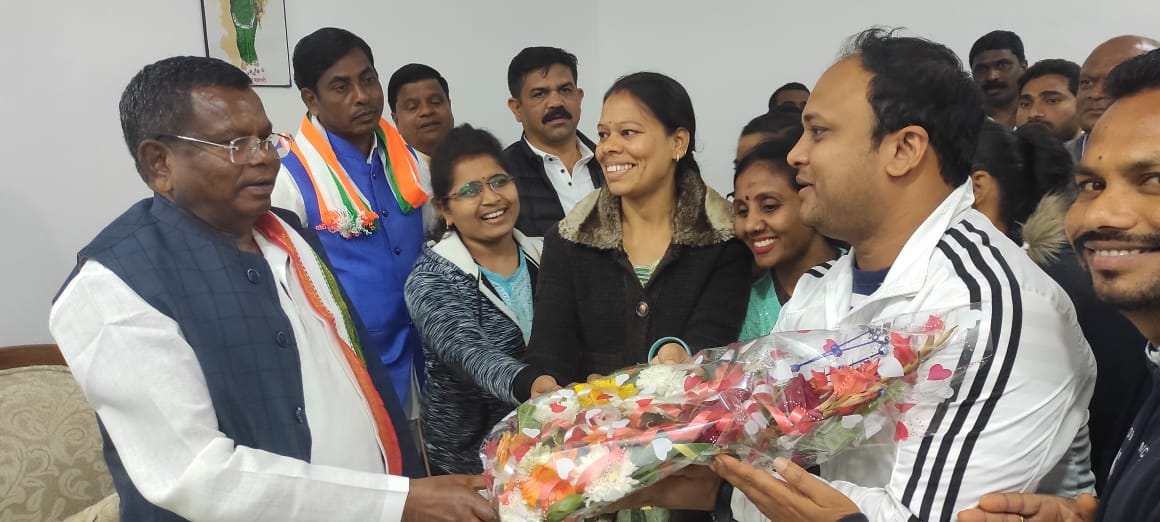 @बीजापुर में कैबिनेट मंत्री कवासी लखमा <a href="/Kawasilakhma/">Kawasi Lakhma</a> जी से सौजन्य मुलाकात।
1. जल्द मांग पूर्ण होने का भरोसा जताया।
2. जो कहा हूं उससे पूर्ण करने की जिम्मेदारी मेरी हैं।
3. जनवरी तक आपकी मांग पूर्ण होगी।

#और_कितना_इंतजार_संविदाकर्मी_मांगे_न्याय..

<a href="/kumari_selja/">Kumari Selja</a> <a href="/bhupeshbaghel/">Bhupesh Baghel</a>
