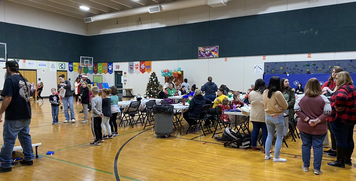 Santa took a break to share some time with our Sunset Stingers!!! Thank you PTO for a fun Breakfast with Santa!! 🐝🎅🏼🐝 #SunsetProud