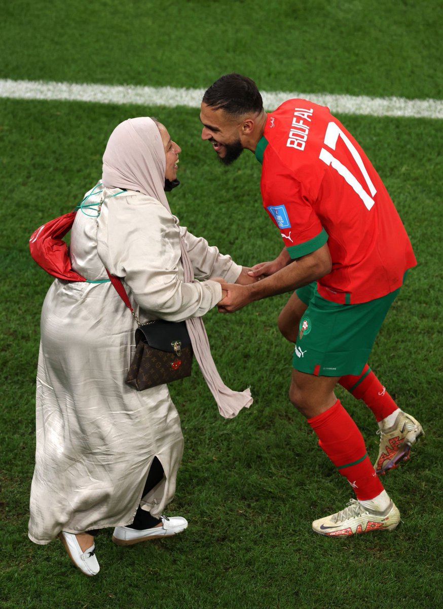 There is nothing better on the internet today than Sofiane Boufal celebrating today's win with his mother. 🇲🇦❤️