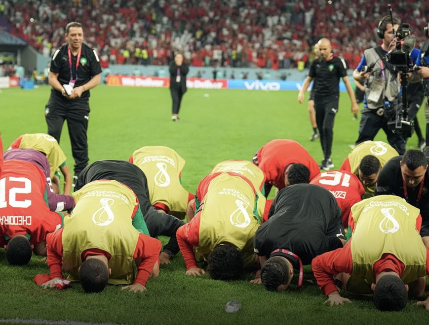 sozler_kosku's tweet photo. Elhamdülillah. Fas’tan bir şükür secdesi daha. Fas Portekiz’i Dünya Kupasından eleyerek yarı finale yükseldi. Tebrikler Fas 🙌 https://t.co/ybPDuaZE5e