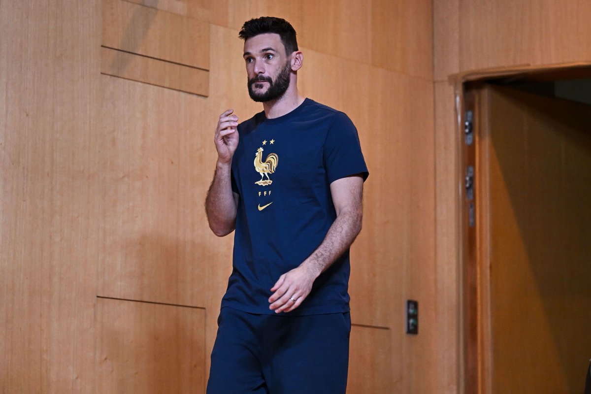 ActuFoot_'s tweet photo. 🚨 RECORD ! Hugo Lloris devient le joueur le plus capé en équipe de France avec 143 sélections ! 🇫🇷

Il efface le record de Lilian Thuram. https://t.co/iaxAeWZdKr