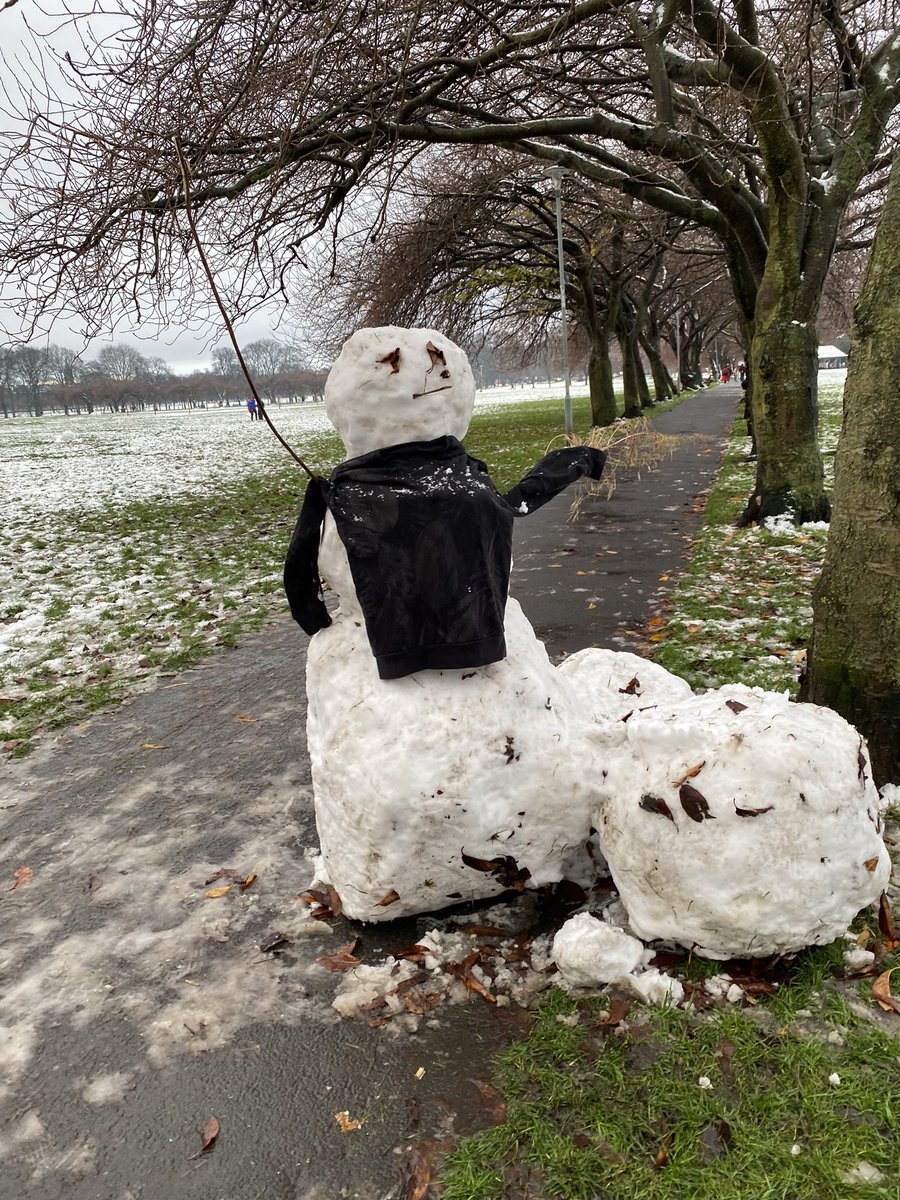 marob23's tweet photo. Snowpeople of the meadows #Edinburghsnow https://t.co/m5I9I4sbDd
