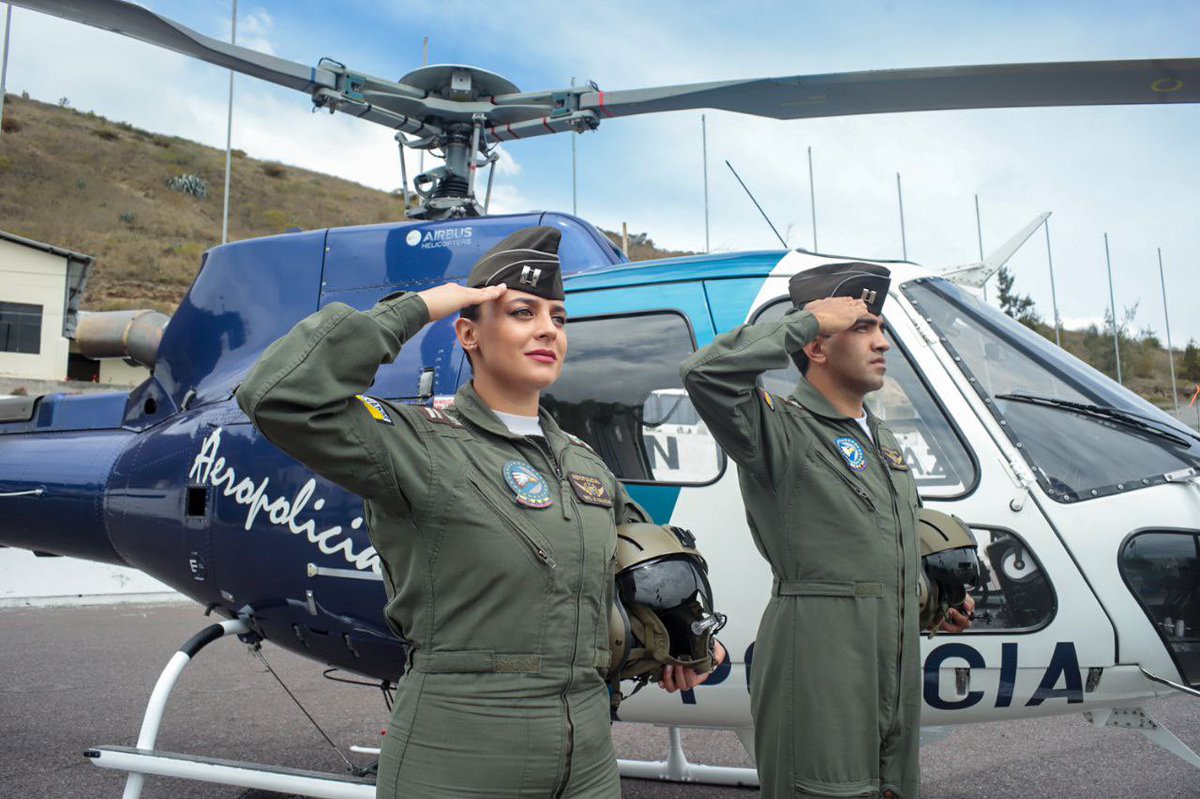 CapiZapataEC's tweet photo. Mi felicitación por el XXV Aniversario de Aeropolicial, quienes marcan el compromiso permanente de hombres y mujeres que han trascendido el entendimiento que el trabajo de @PoliciaEcuador no solo se da en operaciones terrestres sino también en el apoyo y respaldo desde el aire. https://t.co/GDRtpiUnaR