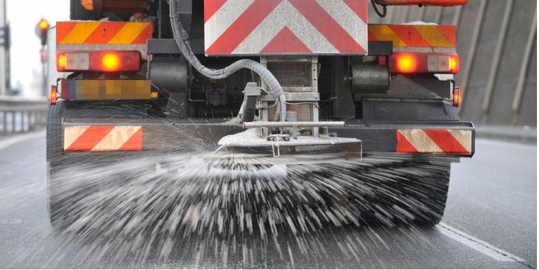 [18h30] Salage préventif en cours sur la route d'accès du TML ! ⚠️Vigilance, les services de météo annoncent du brouillard givrant sur le massif des Vosges pour cette nuit. #TMLisOpen