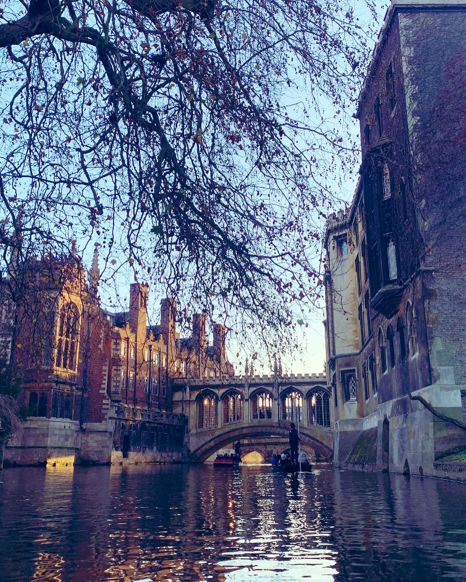 MattThompson91's tweet photo. Cambridge day tripping, another year older! ๐ถ๐๏ธ๐ทโ๏ธโ๏ธ๐ @letsgopunting #cambridge #puntingincambridge #christmasweekend #harrypupper #iceadventures #cambridgelife #birthdaytrip #exploring https://t.co/bWi3sbMKWx