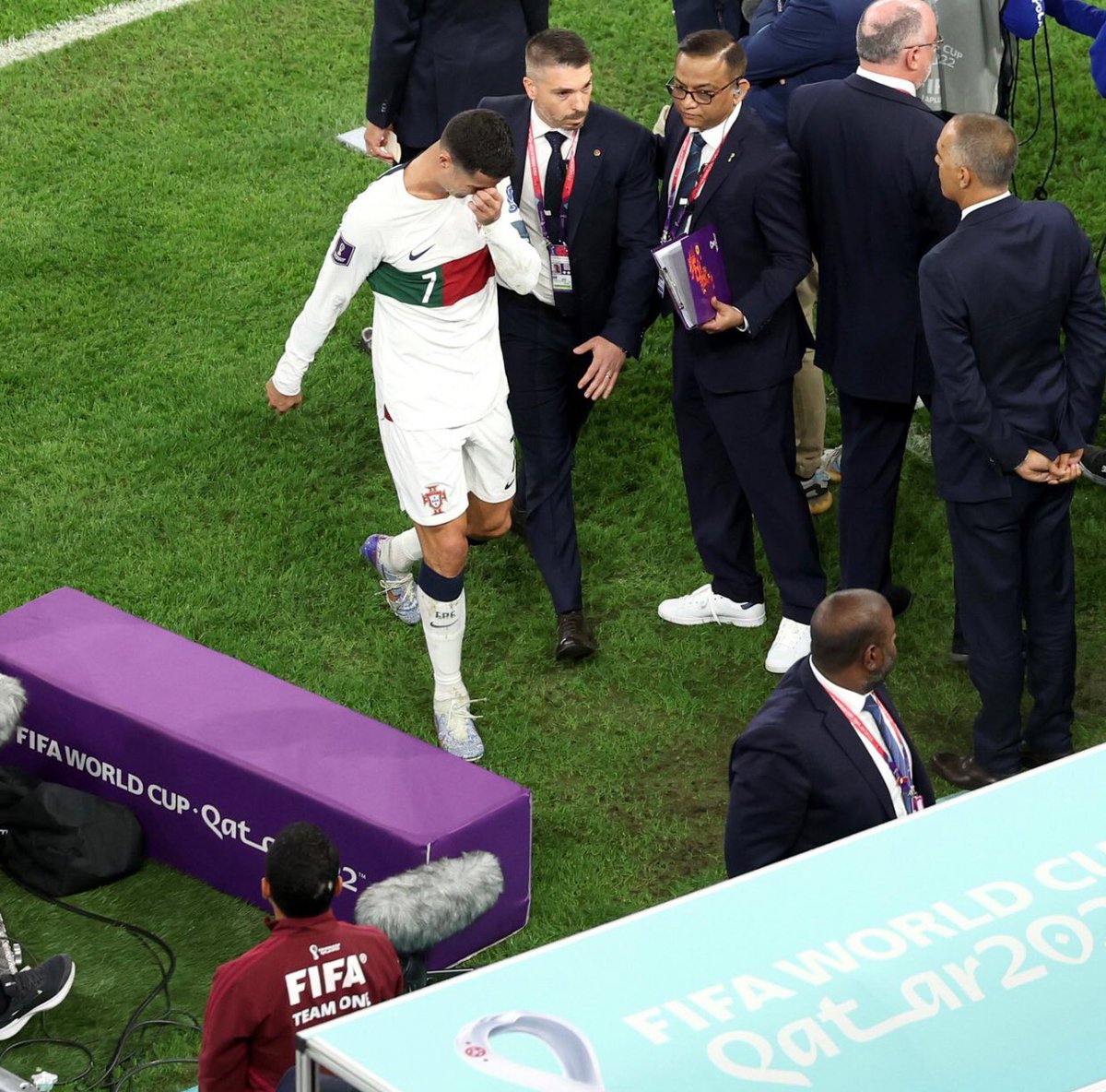mashood_azam's tweet photo. If you feel like it's been a difficult year for you as a fan, can't imagine how Cristiano feels right now after everything that happened.
My heart is broken into pieces 💔😭
Wish you the best, you deserve it. @Cristiano 🐐 #WorldCup2022 #CR7𓃵 https://t.co/02H4AlsmLL