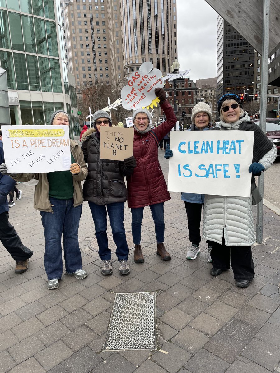 Today at So. Station near DPU offfice. Can you hear us ⁦<a href="/maura_healey/">Maura Healey</a>⁩ ? We want clean heat! #GetOffGas #NoHydrogen In pipelines! ⁦<a href="/BostonGlobe/">The Boston Globe</a>⁩ ⁦<a href="/universalhub/">Adam Gaffin</a>⁩ ⁦<a href="/350Mass/">350 Mass</a>⁩