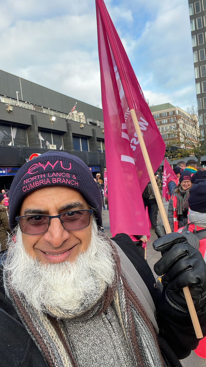 Still buzzing from yesterday's #CWUBigStrikeDemo in London. I was lucky to travel down with some amazing posties/ CWU members from my branch. Tell you what they aren't giving up without a fight #StandByYourPost ✊🏿✊️<a href="/cwunews/">CWU</a>