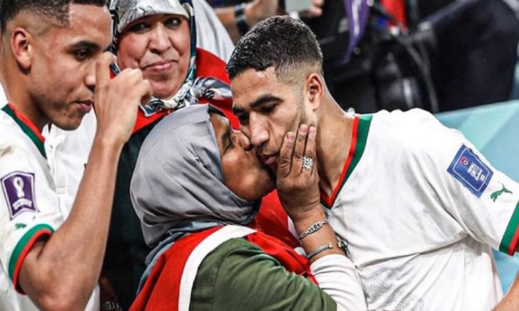 lubnaAlkhamis's tweet photo. الجنة تحت "أقدام" الأمهات❤️ 

شيء يفهمه المغاربة جيداً 🇲🇦 https://t.co/SlmdJlusax