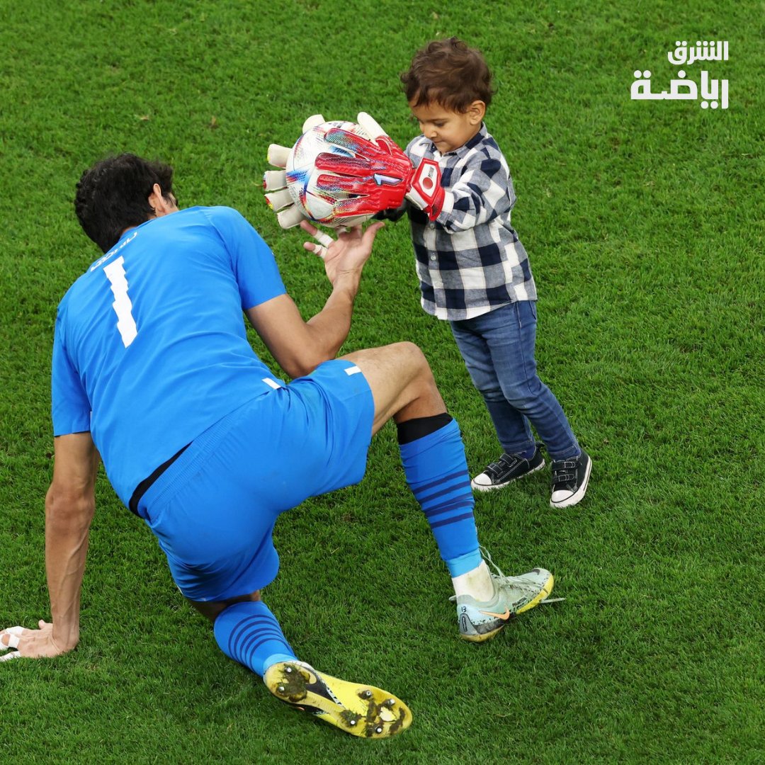 يبدو أن مركز حراسة المرمى في #المغرب بأمان مستقبلاً
احتفال ياسين بونو مع ابنه

#مونديال_الشرق 
#الشرق_رياضة