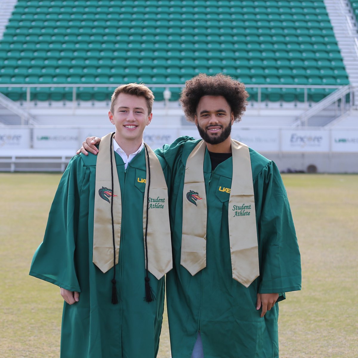 Congrats to our grads, <a href="/BrooksRice8/">Brooks Rice</a> and <a href="/Itsnatstlouis/">Nat St.Louis</a>‼️🎓

#WinAsOne