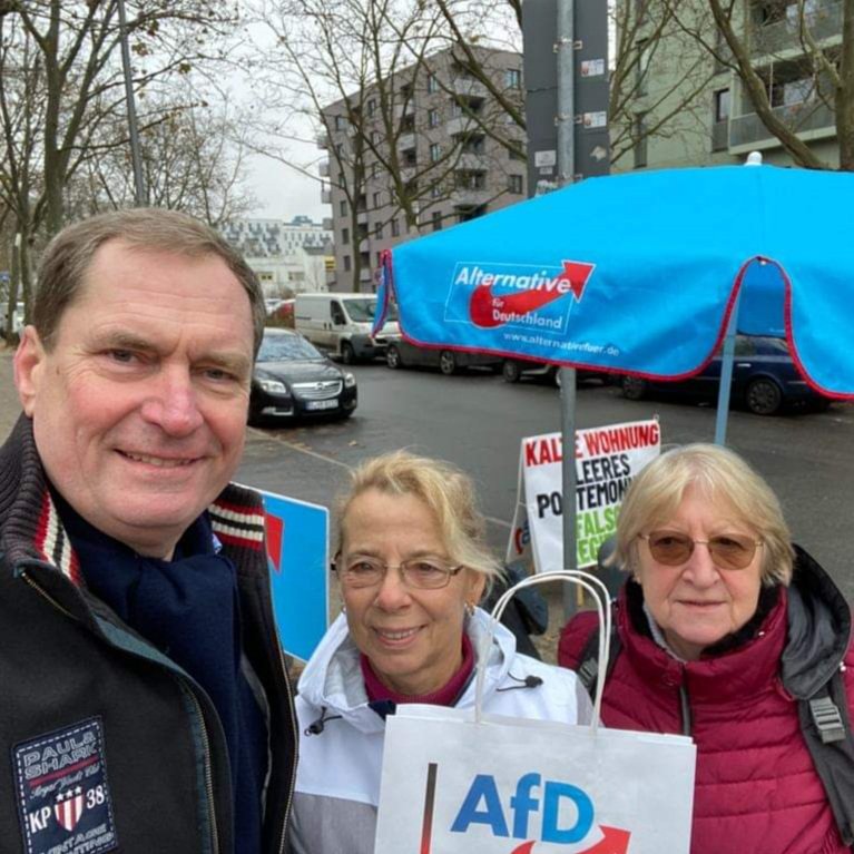 💯 Samstag ist #Infostand-Tag! Heute standen wir mit <a href="/UbbelohdeBerlin/">Carsten Ubbelohde</a> und <a href="/WeissAfD/">Thorsten Weiß, MdA</a> sowie vielen weiteren engagierten Mitgliedern am Senftenberger Ring und in der #Residenzstraße und verteilten Infomaterial mit kleinen Überraschungen in unseren praktischen #AfD-Tüten.