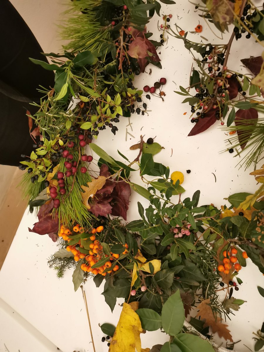 🌿Letteralmente immerse negli ✨aromi e nei 🌈colori caldi del 🌿bosco, costruiamo festoni e ghirlande di Natale grazie al laboratorio di "Inverno nel Parco" con la guida Alessandra Ferrà!
<a href="/isoletoscane/">parcoisoletoscane</a> #inverno #natura #decorazioni #laboratorio