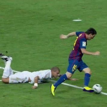 BlazquezFont's tweet photo. Las declaraciones de Pepe son el resultado de muchos años de frustración tras no poder parar a Leo Messi. Pasaron los años y ni con mil patadas le consiguió frenar. #FIFAWorldCup https://t.co/LR4u42fxaE