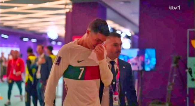 Fizzabaloch13's tweet photo. End of an era... end of a dream 💔
#CR7𓃵 #FIFAWorldCup https://t.co/d7HxUv0Tgy