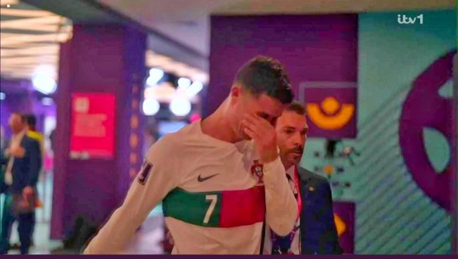 Fizzabaloch13's tweet photo. End of an era... end of a dream 💔
#CR7𓃵 #FIFAWorldCup https://t.co/d7HxUv0Tgy