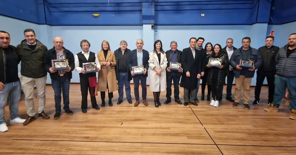 VeronicaTouron's tweet photo. Hoxe está de noraboa a Parroquia de #Soutelo, onde a Comunidade de Montes celebrou o 40 aniversario da clasificación do Monte Comunal e o recoñecemento ás distintas xuntas reitoras.
Neste acto tamén se procedeu á inauguración do novo local social.
#Soutelo https://t.co/uLQ5juadSn